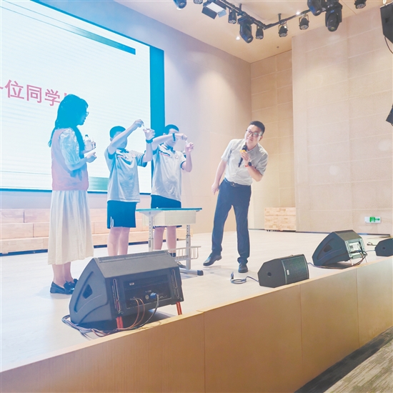 醫(yī)護(hù)人員與學(xué)生在臺(tái)上互動(dòng)。