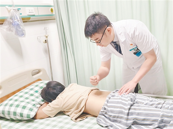 醫(yī)生對(duì)患者進(jìn)行檢查。