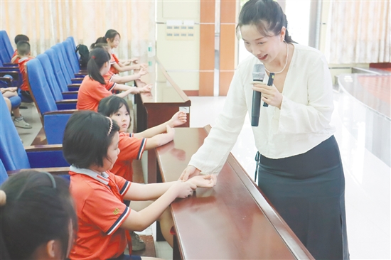 老師向?qū)W生講述中醫(yī)藥知識(shí)。