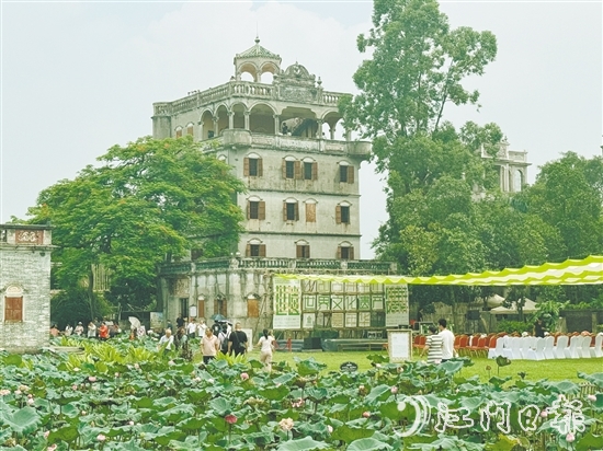 ▲當(dāng)天，不少市民、游客到自力村景區(qū)游玩，在賞碉樓的同時參與嘉年華的各項(xiàng)活動。