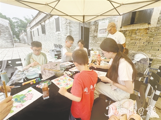 市民、游客參加世遺保護(hù)研學(xué)工作坊，感受非遺魅力。