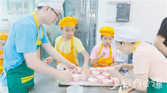 在專業(yè)培訓(xùn)導(dǎo)師的指導(dǎo)下，家長(zhǎng)和孩子一同學(xué)習(xí)紙杯蛋糕的制作工藝。