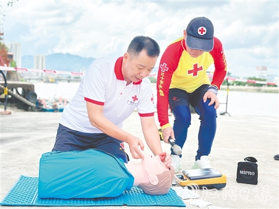 紅十字會(huì)培訓(xùn)導(dǎo)師現(xiàn)場(chǎng)示范急救方法。