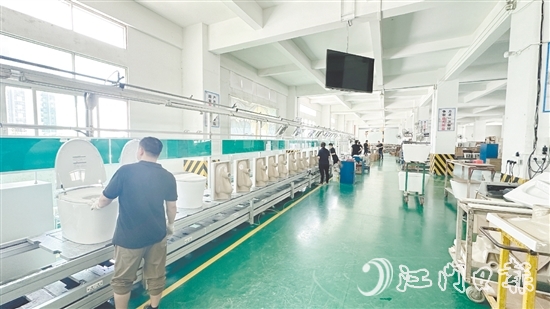 金牌潔具已在廣東開平、佛山設立多個生產(chǎn)基地，年產(chǎn)能超過300萬件，生產(chǎn)面積逾30萬平方米，員工總數(shù)超過2000人。