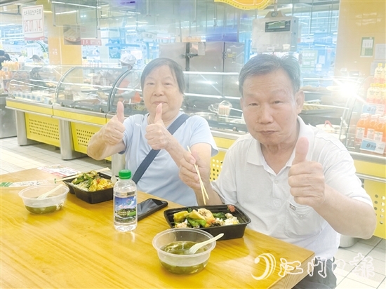 啟用當(dāng)天，大潤(rùn)發(fā)超市“小開社區(qū)飯?zhí)谩蔽瞬簧匍L(zhǎng)者前來參加試吃活動(dòng)。