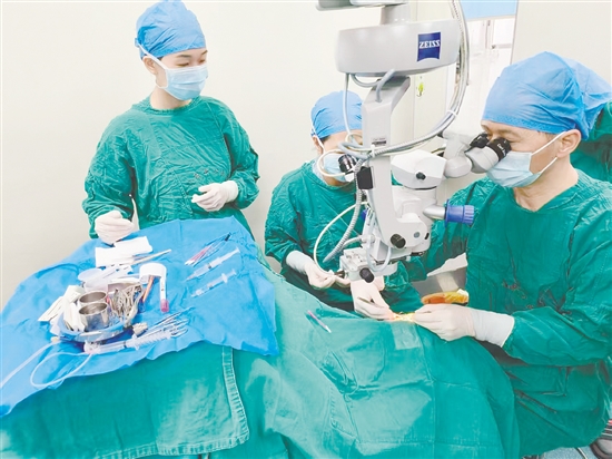 醫(yī)生為患者進(jìn)行手術(shù)。