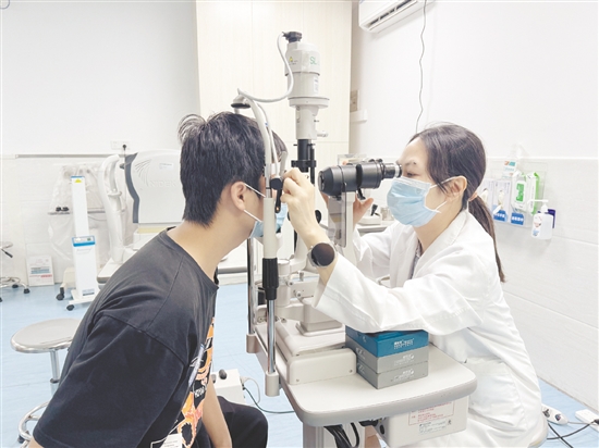 醫(yī)生為患者進(jìn)行眼部復(fù)查。