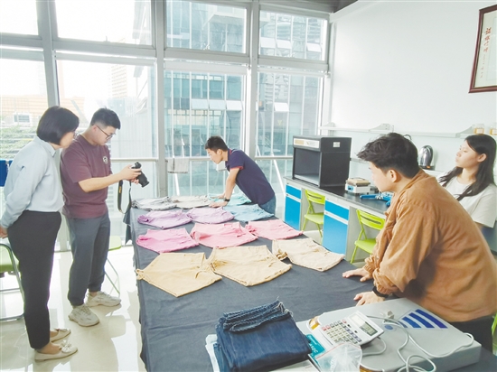 師生走進(jìn)企業(yè)觀摩學(xué)習(xí)。