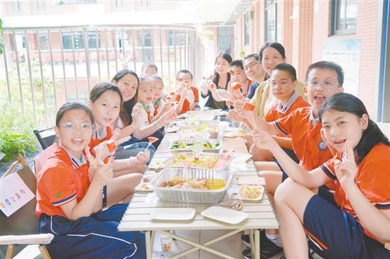 學(xué)生與校長(zhǎng)共進(jìn)午餐。