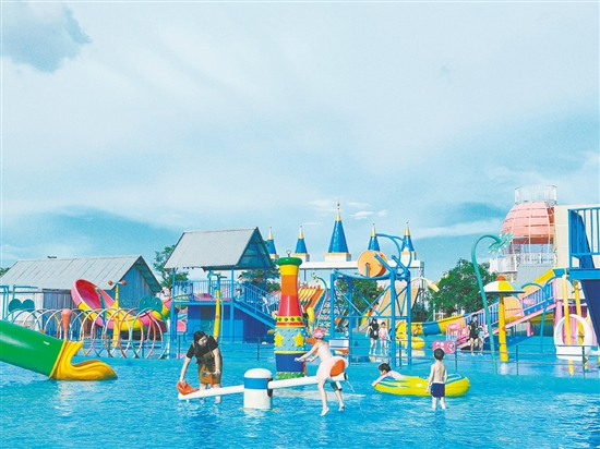 水上樂園受親子家庭歡迎。