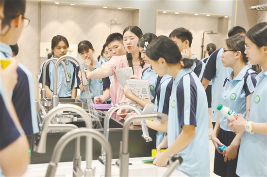 學(xué)生參觀企業(yè)展廳，了解現(xiàn)代企業(yè)管理理念。