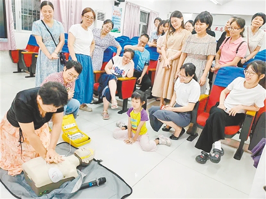 當天還舉行了教職工應急救護培訓。