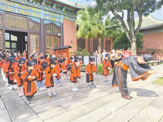 現(xiàn)場，30名身穿傳統(tǒng)漢服的新學(xué)員到大成殿行拜師禮。