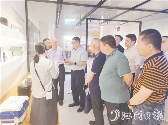 4月，新會(huì)區(qū)政協(xié)經(jīng)濟(jì)和資源環(huán)境委員會(huì)赴順德廣東工業(yè)設(shè)計(jì)城開(kāi)展生產(chǎn)性服務(wù)業(yè)專(zhuān)題調(diào)研。