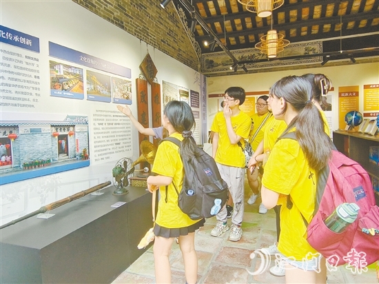 營(yíng)員們深入鄉(xiāng)村參觀，感受僑鄉(xiāng)發(fā)展變化。