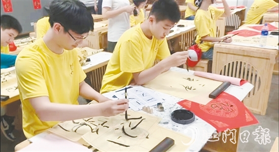 營(yíng)員們學(xué)習(xí)書(shū)法等傳統(tǒng)技藝。