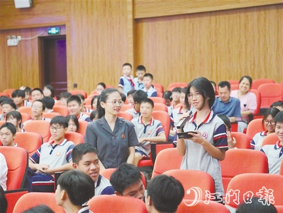 庭審結(jié)束后，承辦法官圍繞被告人犯罪行為，以案釋法，與學(xué)生互動。