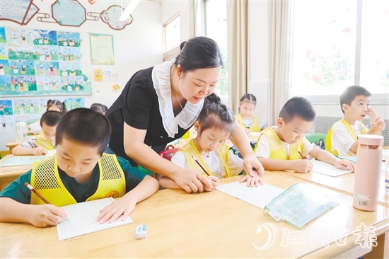 硬筆書法課上，孩子們在教師的指導(dǎo)下，一筆一畫認真書寫。