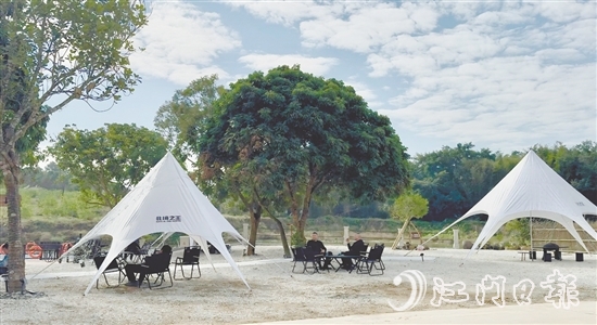 臺(tái)山的山海正以最溫柔的姿態(tài)敞開懷抱，這個(gè)夏天，不必遠(yuǎn)赴千里，只需驅(qū)車短距離便能在這里踏入一片融合自然秘境與人文韻味的露營(yíng)天堂。