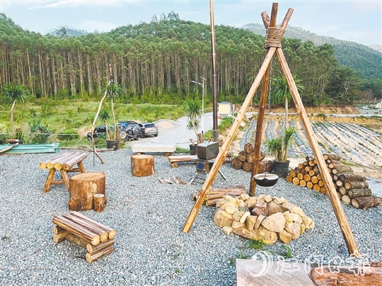 ▲臺(tái)山本地民宿創(chuàng)新打造了草坪公園、野餐區(qū)域，配備相關(guān)設(shè)施供游客露營(yíng)、野餐使用。