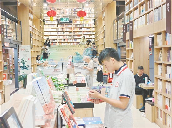 江門新華書店對(duì)各類熱銷圖書、文體用品開展了買贈(zèng)、多重折扣等優(yōu)惠活動(dòng)，吸引了眾多讀者。