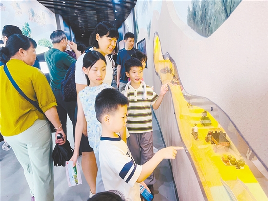 親子家庭在小鳥天堂生態(tài)體驗(yàn)館學(xué)習(xí)參觀。