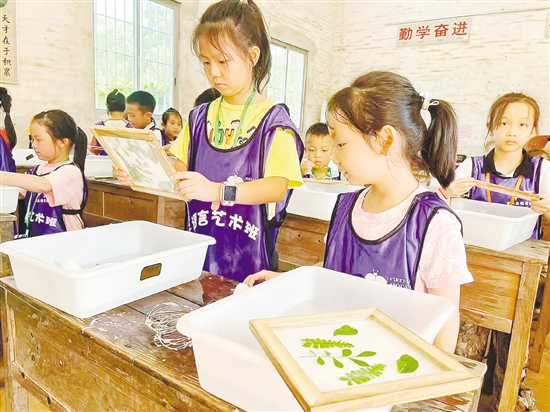 荷溪星舍民宿將歷史文化和鄉(xiāng)村自然生態(tài)有機(jī)結(jié)合，定期開展手工實(shí)踐活動(dòng)。