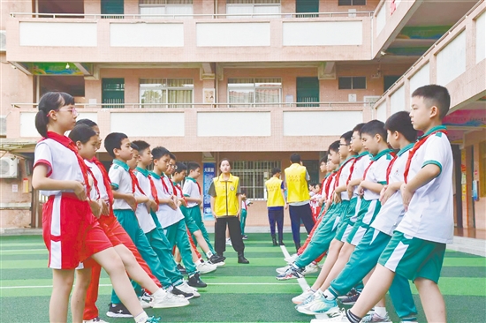 同學(xué)們?cè)谡J(rèn)真訓(xùn)練。