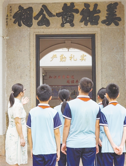 學校組織開展德育活動，通過講述校史中的革命故事，讓學生了解那段崢嶸的歷史。