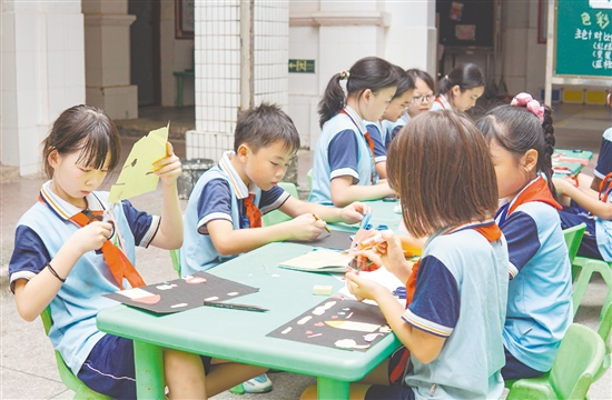 “非遺美術剪紙”課將僑鄉(xiāng)風情融入傳統(tǒng)剪紙藝術。