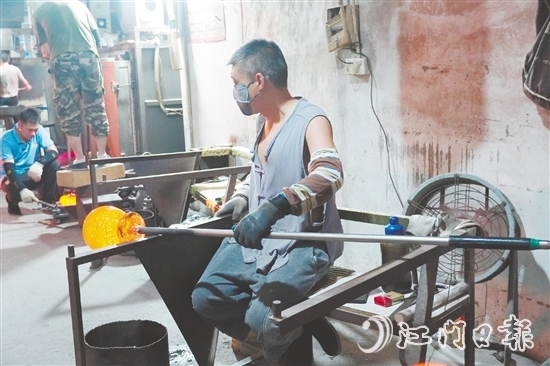 旺得玻璃多年來始終堅(jiān)守在玻璃吹制技藝傳承與創(chuàng)新的道路上。