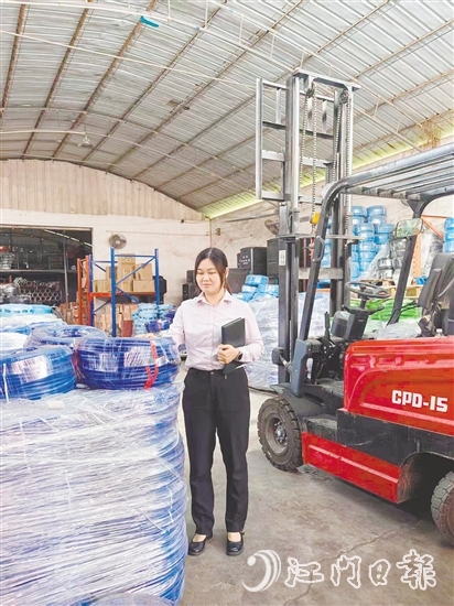 賴雯雯走訪企業(yè)，挖掘客戶需求。