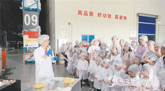 家長和孩子了解產(chǎn)品生產(chǎn)細(xì)節(jié)。