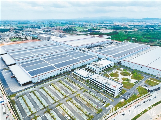 隆基綠能大面積廠房屋頂安裝高轉化率光伏組件，通過自發(fā)自用，大幅降低企業(yè)能耗。