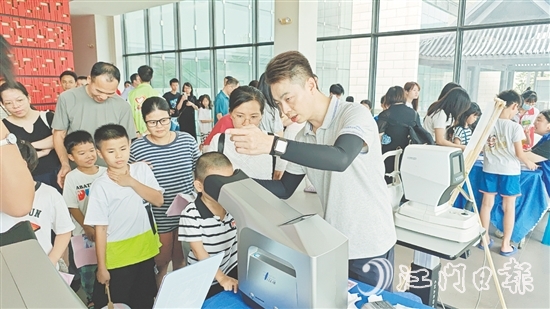 在劇場(chǎng)外，鶴山愛(ài)爾新希望眼科醫(yī)院布置了多個(gè)服務(wù)攤位，為孩子們提供眼健康檢查。