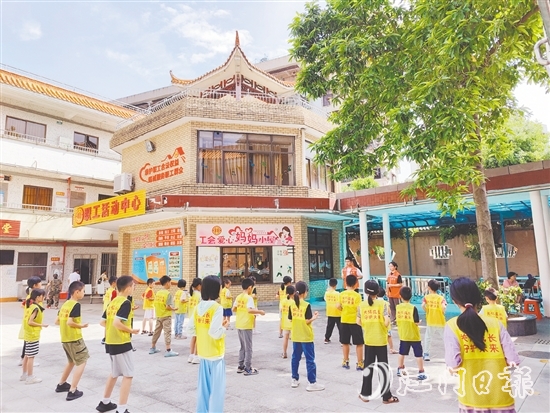 在沙坪街道桂林社區(qū)，學(xué)員們?cè)诮叹毜膸ьI(lǐng)下學(xué)習(xí)“詠春拳”。