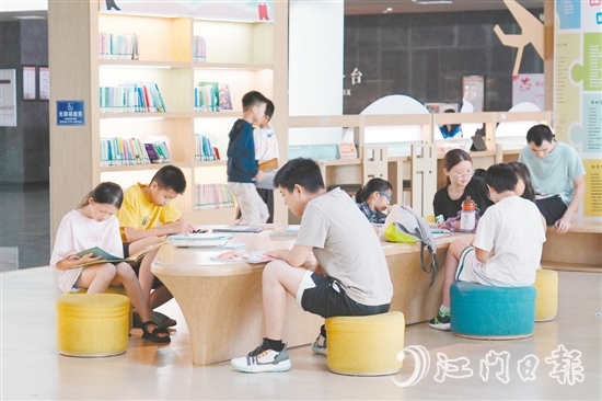 炎炎夏日，鶴山市圖書館成為市民避暑充電的熱門去處。