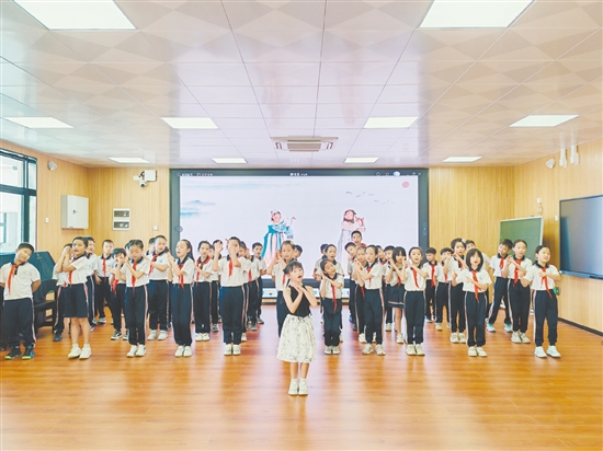 鶴山一中附屬小學(xué)開(kāi)展古詩(shī)新唱活動(dòng)，各班結(jié)合音樂(lè)、舞蹈等形式，呈現(xiàn)意境唯美、精彩活潑的吟誦舞臺(tái)。