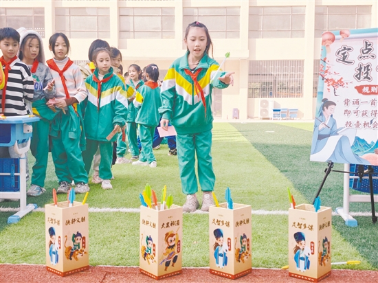 鶴山一中附屬小學(xué)結(jié)合不同學(xué)科，定期開(kāi)展豐富多彩的古詩(shī)詞活動(dòng)，讓學(xué)生在玩中學(xué)、在學(xué)中玩。