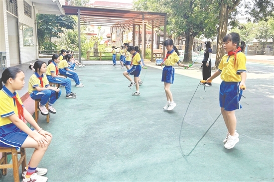 學(xué)生們有的輕盈彈跳、有的快速擺臂、有的穩(wěn)健加速，跳繩在空中劃出一道道弧線。