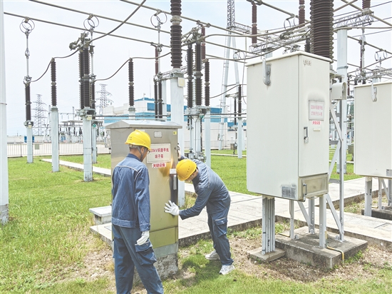 江門供電局變電管理二所正扎實開展臺風前特巡特維工作，對站內(nèi)設(shè)備開展精細檢查及隱患治理工作。
