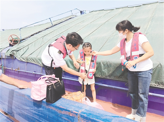 江門開平海事處及時將船上人員撤離至岸上安全地帶。