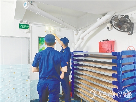 “綜合查一次”聯(lián)合執(zhí)法行動對托管機(jī)構(gòu)進(jìn)行全方位檢查。恩平市教育局供圖