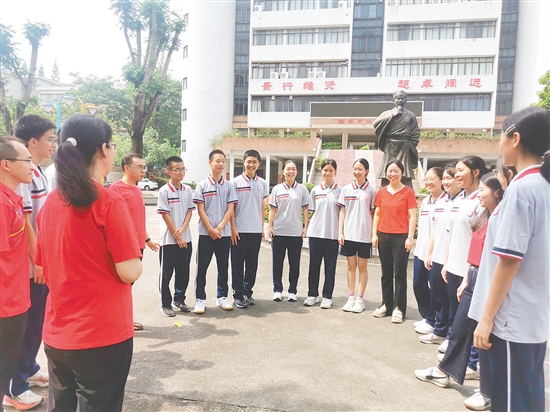 中考放榜后，景賢學(xué)校部分師生相聚校園，分享喜悅。