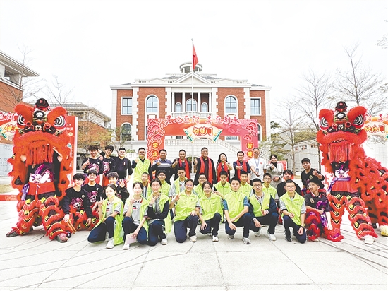 景賢學(xué)校十分重視德育。圖為開學(xué)儀式上的師生志愿者合影。