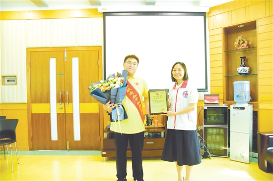 江門市紅十字會(huì)為陳杰峰頒發(fā)榮譽(yù)證書。