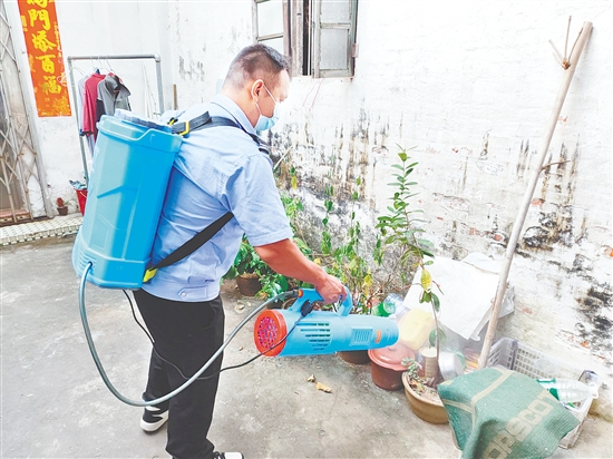 工作人員正在消殺滅蚊。