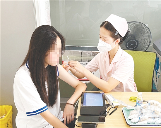 市民接種疫苗。