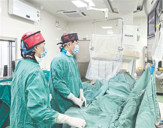 醫(yī)生為患者進(jìn)行手術(shù)。