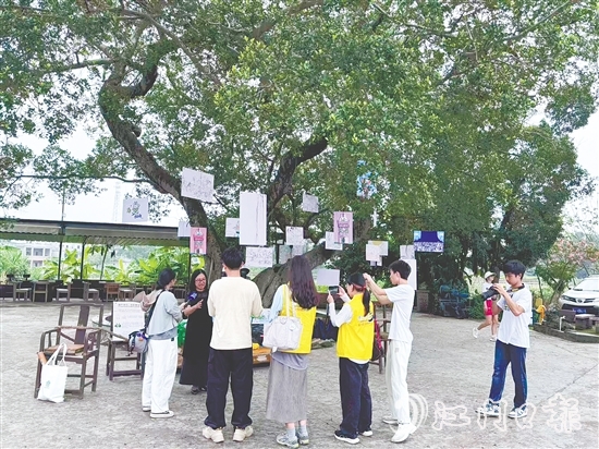 胡丹陽選擇將畫展搬到倉東村的大榕樹下。